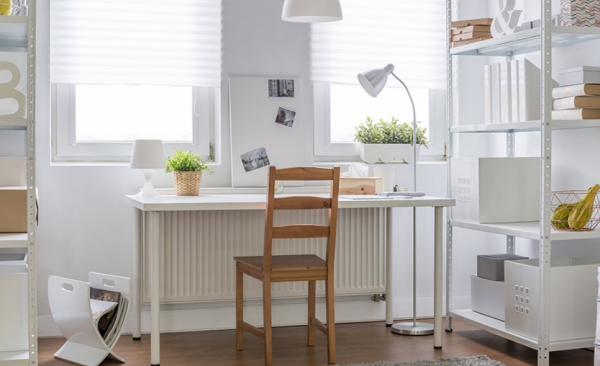 Meja belajar dengan hiasan ornamen klasik